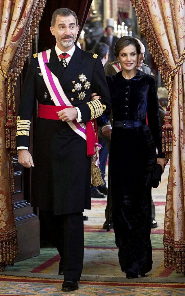 Королева Испании Летиция и король Испании Фелипе VI присутствуют на церемонии Pascua Militar в Королевском дворце в Мадриде, 6 января 2018 г.