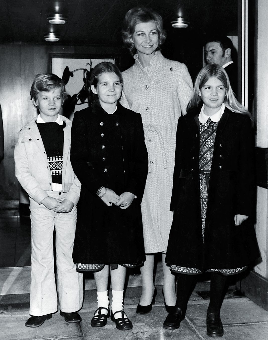Королева Испании София со своими детьми принцессой Еленой, принцессой Кристиной и принцем Фелипе