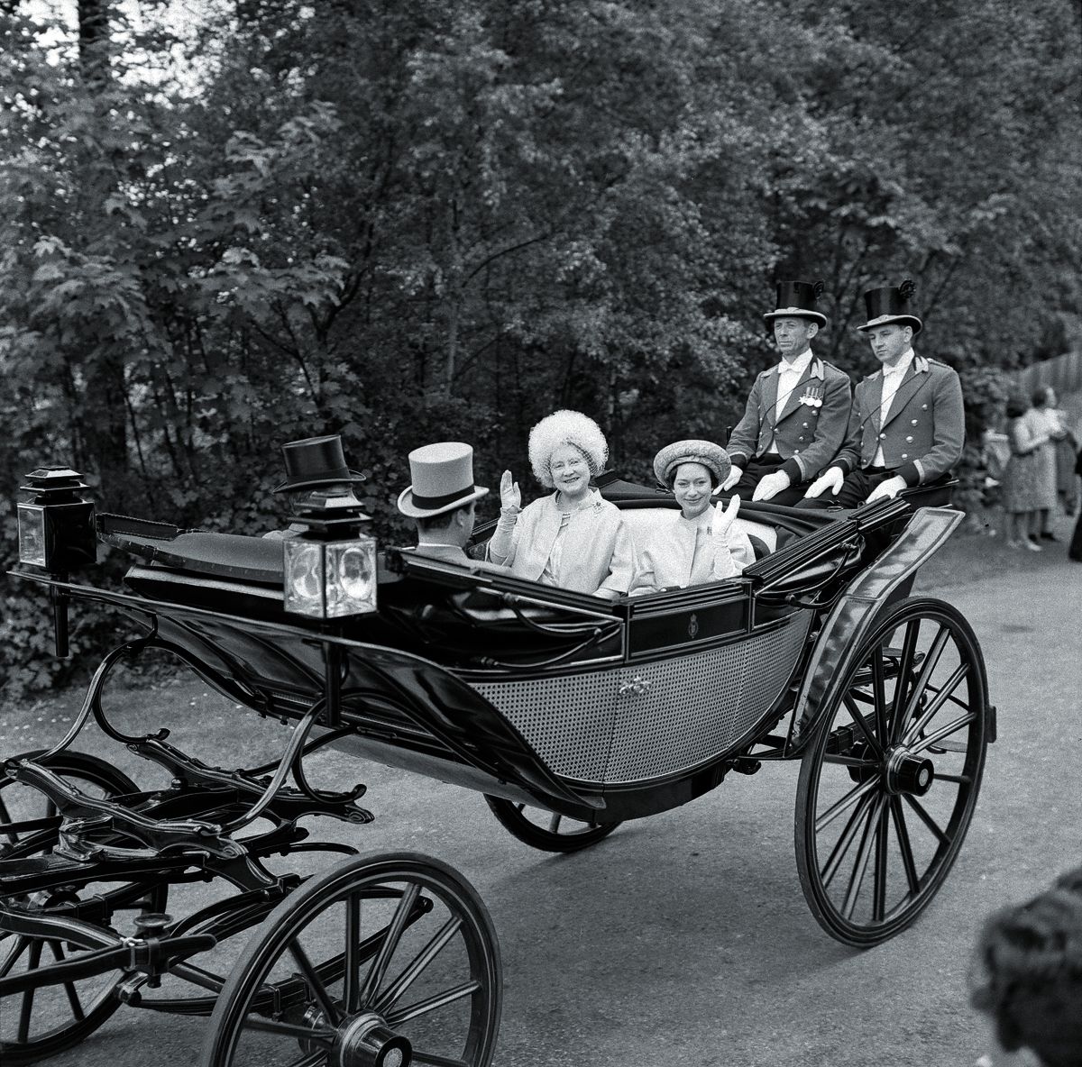 Королева-мать Елизавета и принцесса Маргарет, графиня Сноудон, едут в королевской карете на ипподром Аскота