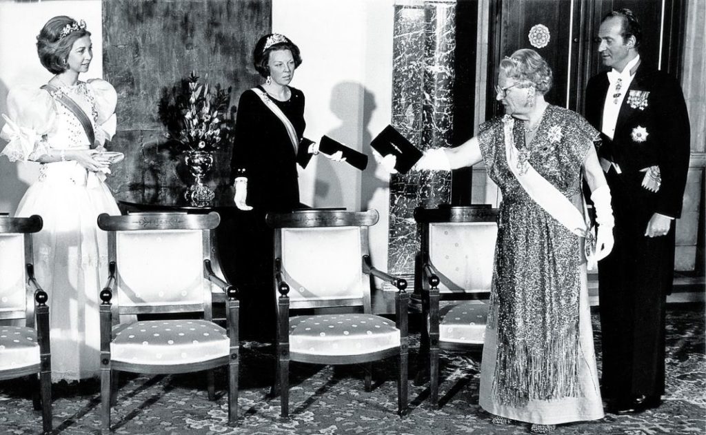 Королева Нидерландов Юлиана и принцесса Беатрикс приветствуют короля Испании Хуана Карлоса и королеву Испании Софию