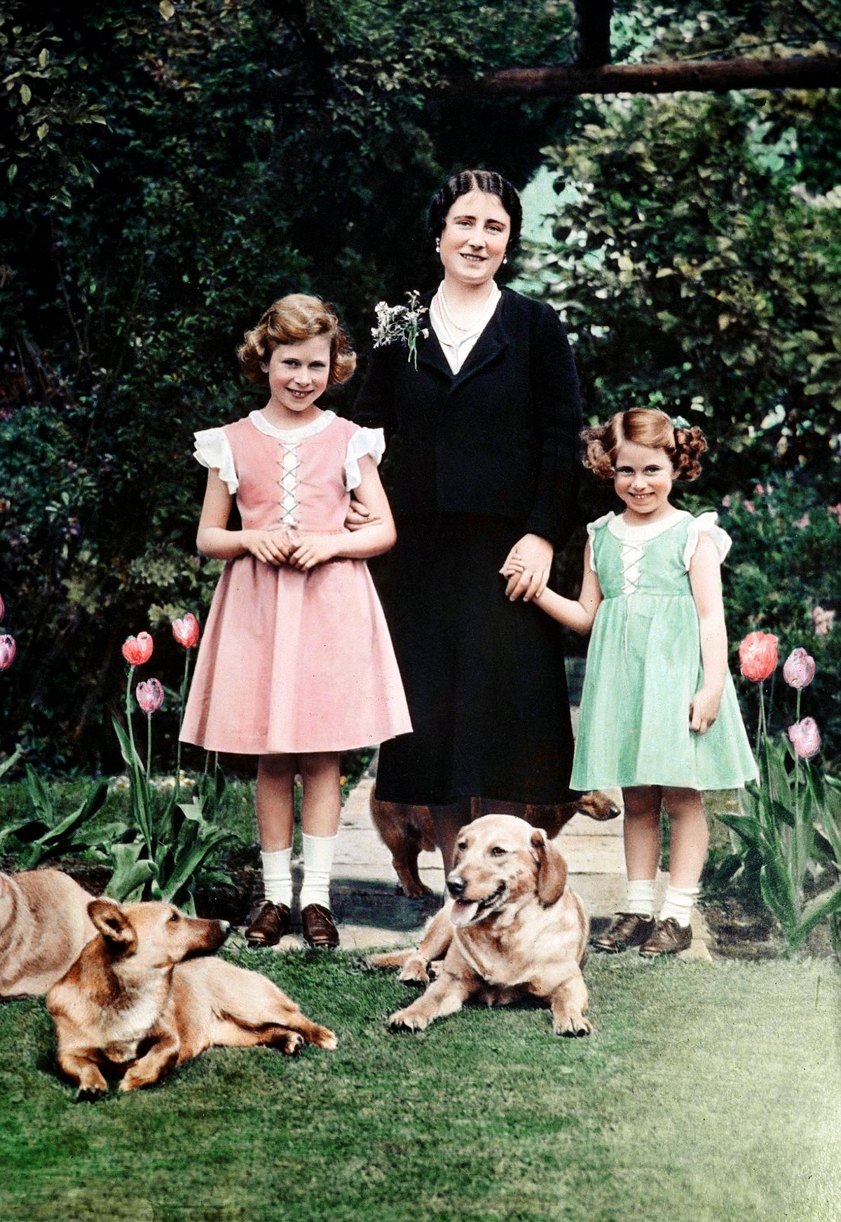 Королева Великобритании Елизавета с дочерьми, принцессой Елизаветой и принцессой Маргарет