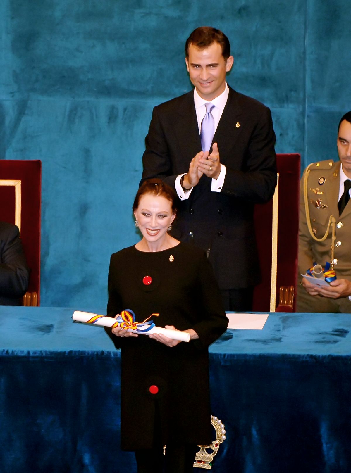 Майя Плисецкая получает от наследного принца Испании Филиппа VI премию за искусство