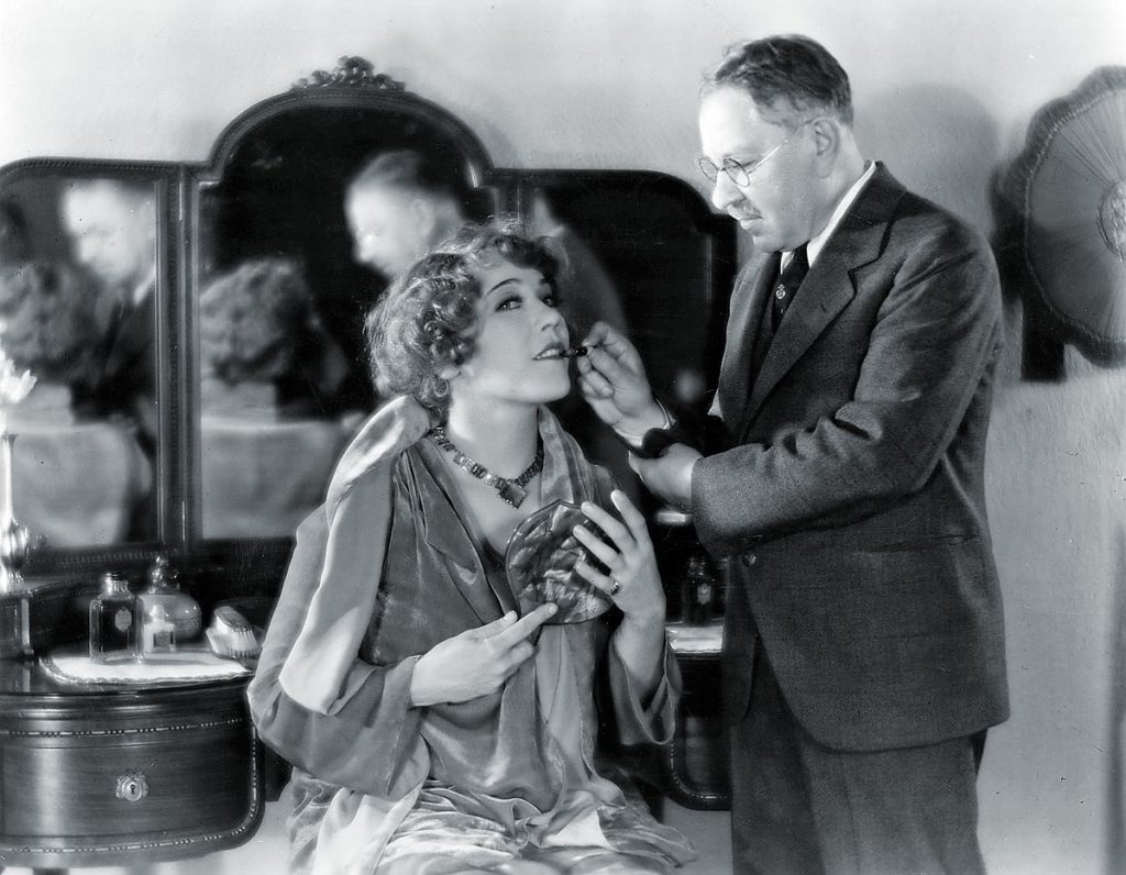 Макс Фактор показывает актрисе Луизе Фазенде, как наносить помаду, 1924 г.