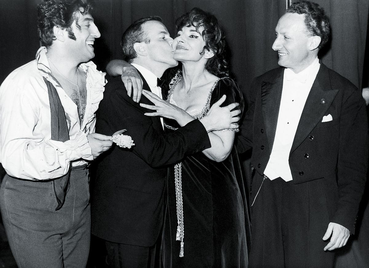 Мария Каллас целуется с итальянским режиссером Франко Дзеффирелли после премьеры оперы Пуччини «Тоска»