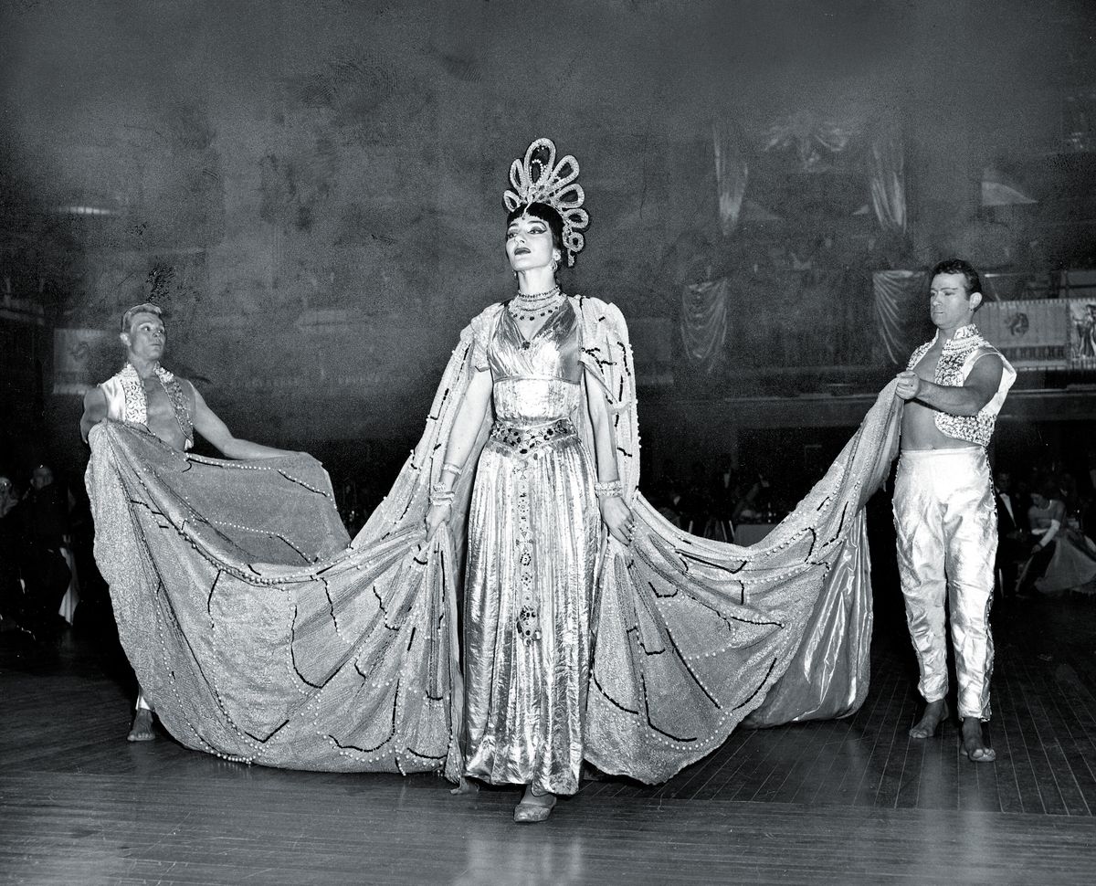Мария Каллас в роли императрицы Египта на костюмированном балу