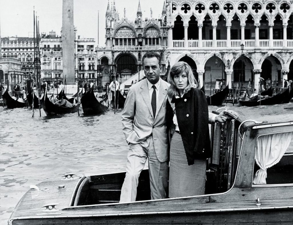 Микеланджело Антониони, Моника Витти на лодке во время 23-го Венецианского международного кинофестиваля, сентябрь 1962 г.