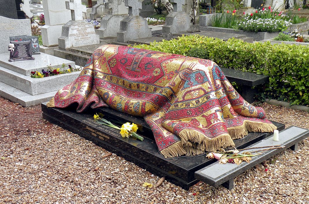 Могила Рудольфа Нуриева цветным, мозаичным персидским ковром