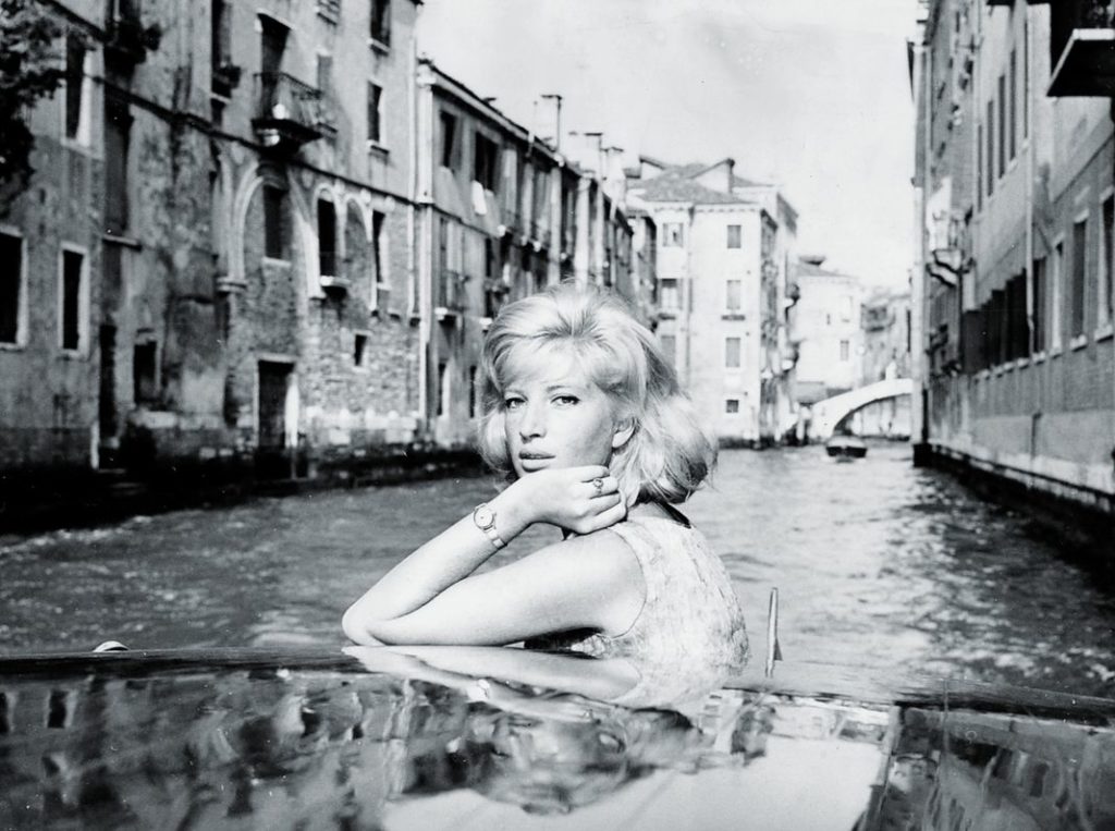 Моника Витти на лодке во время 23-го Венецианского международного кинофестиваля, 11 сентября 1962 г.