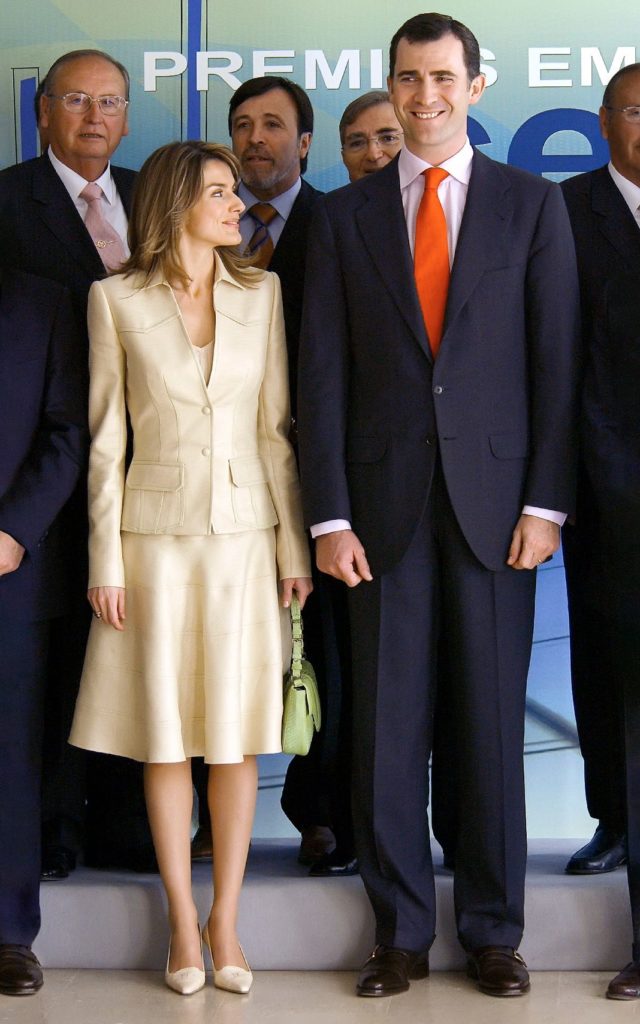 Наследный принц Фелипе и принцесса Летиция на церемонии вручения наград Castilla La Mancha Bussines Awards в Куэнке, апреля 2005 .