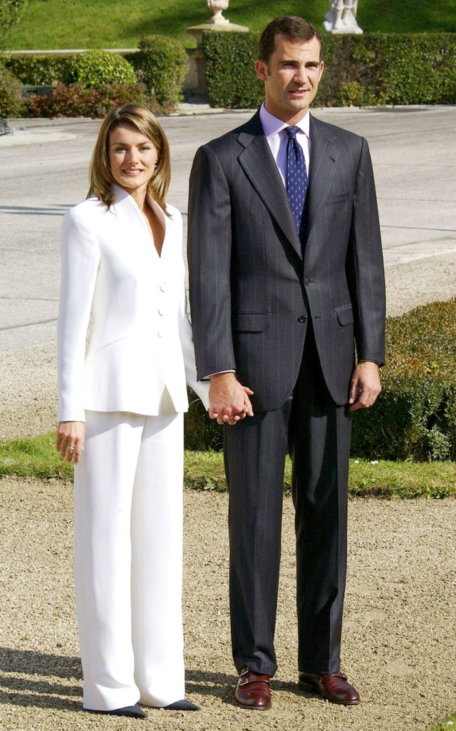 Наследный принц Испании Фелипе и Летиция Ортис во время официальной церемонии помолвки в саду дворца в Мадриде, 6 ноября 2003 г.