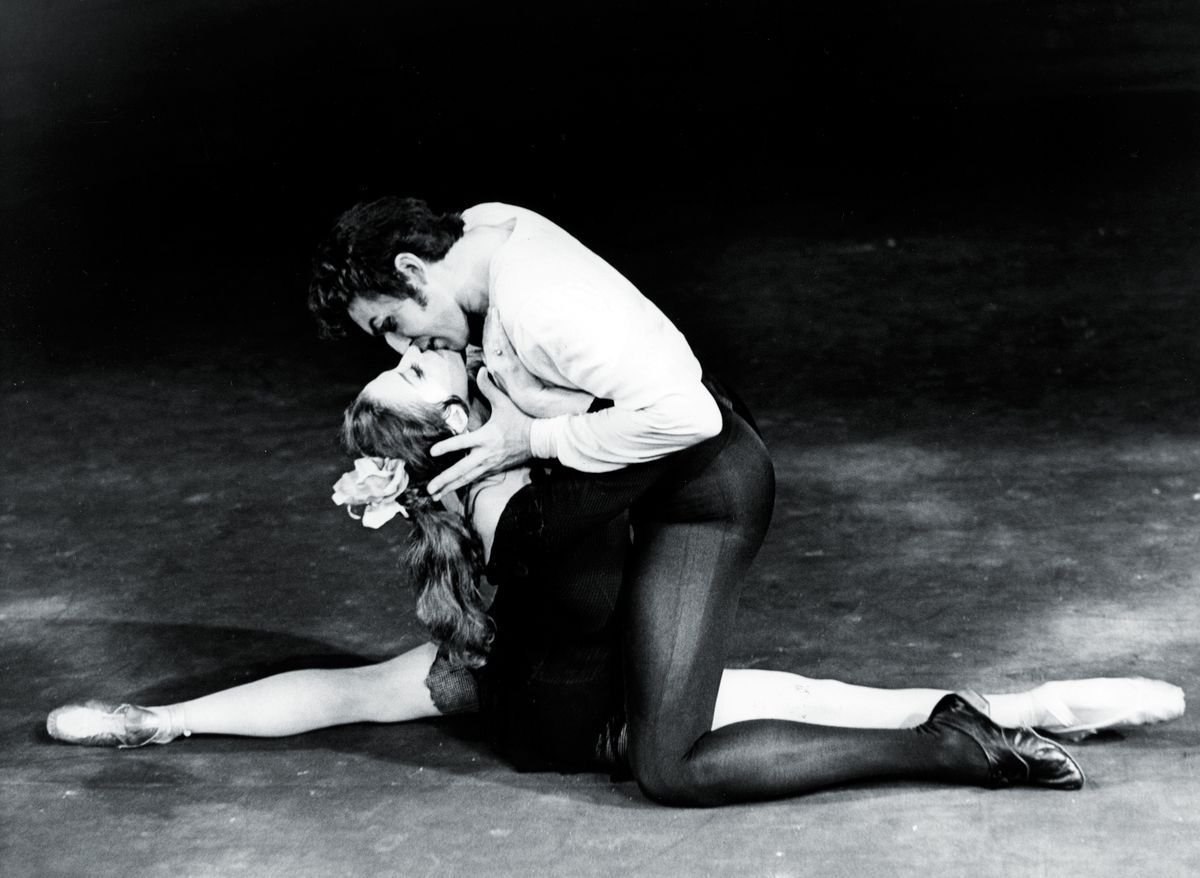 Николай Фадеечев и Майя Плисецкая на сцене репетируют сцену из балета «Кармен» в Королевском оперном театре