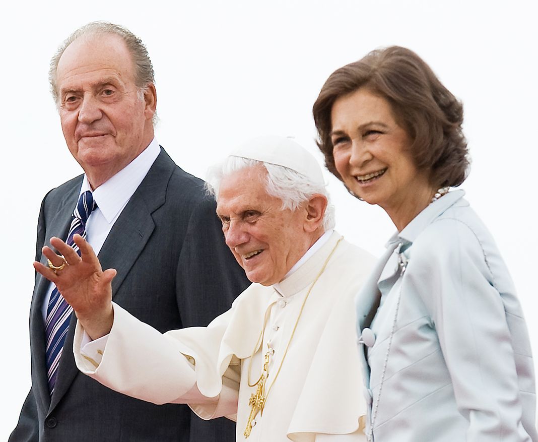 Папа Бенедикт XVI машет толпе, окруженной королевой Софией и королем Хуаном Карлосом