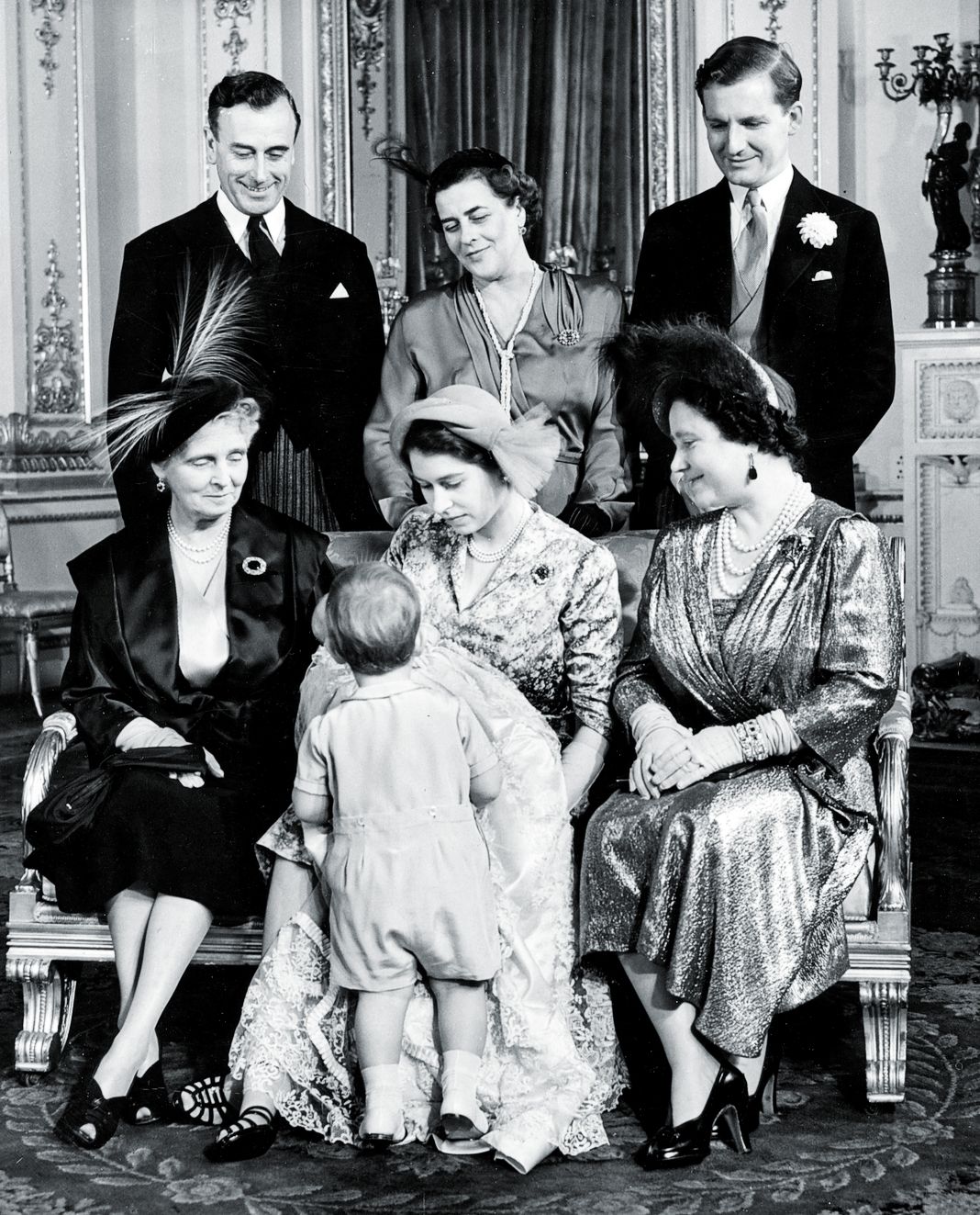 Портрет королевской семьи на крестинах принцессы Анны Эрл Маунтбеттен, принцесса Маргарита и Эндрю Эльфинстон с принцессой Алисой, принцем Чарльзом, принцессой Елизаветой и королевой Елизаветой