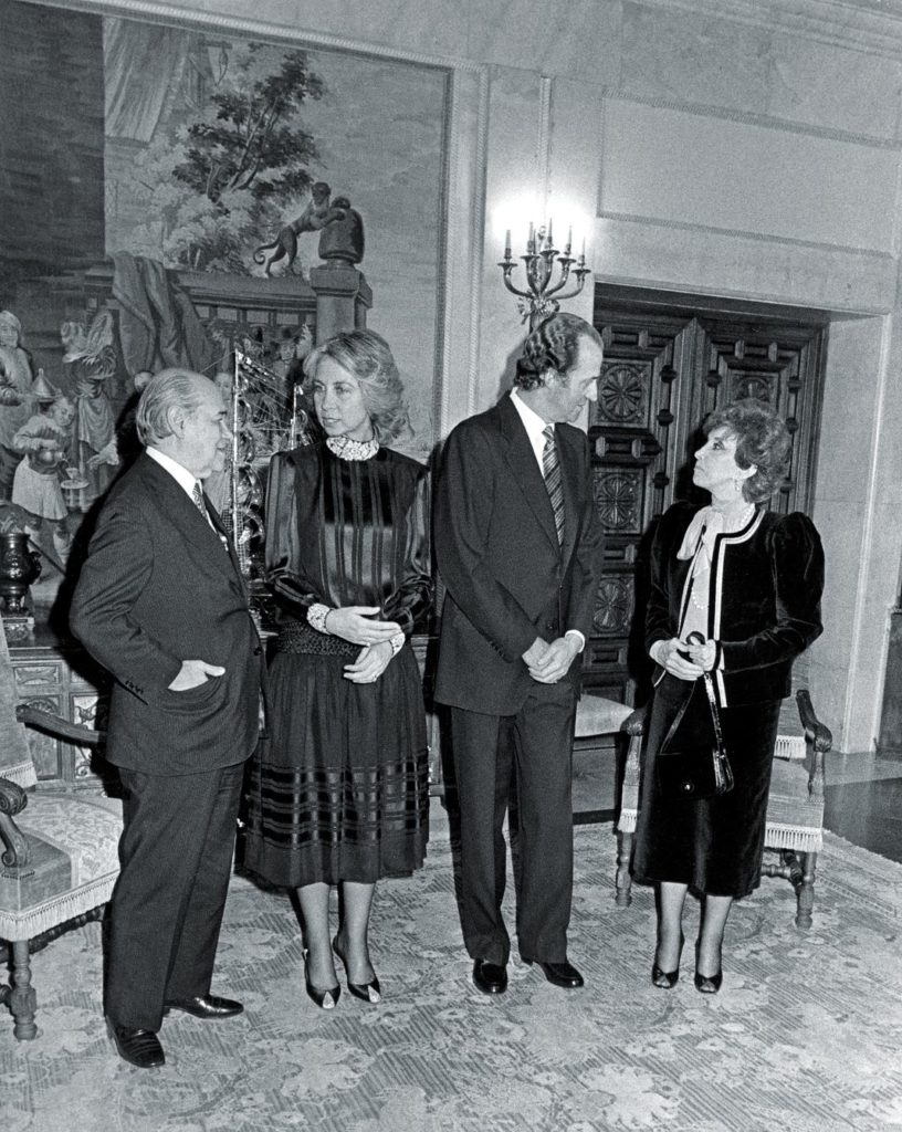 Президент Бразилии Танкредо Невес, королева София, король Хуан Карлос и Рисолета Невес перед ужином во дворце Монклоа в Мадриде