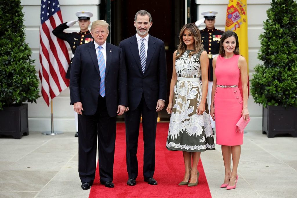 Президент Дональд Трамп, король Испании Фелипе VI, первая леди Мелания Трамп и королева Испании Летиция у Белого дома