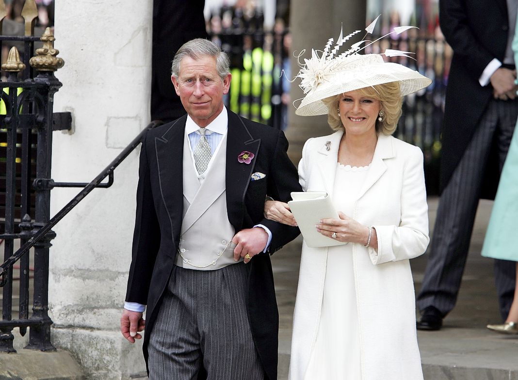 Принц Чарльз и его жена Камилла покидают церемонию, на которой они были официально женаты