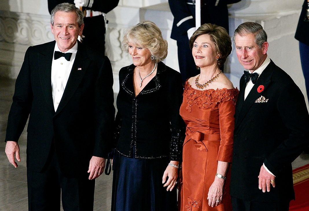Принц Чарльз и его жена Камилла приветствуют президента США Джорджа Буша с первой леди Лаурой