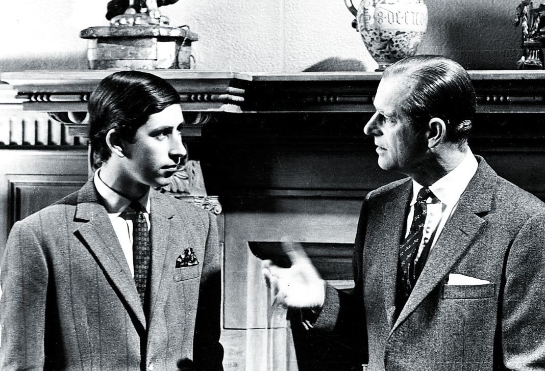 Принц Чарльз разговаривает со своим отцом, герцогом Эдинбургским, в Сандрингеме