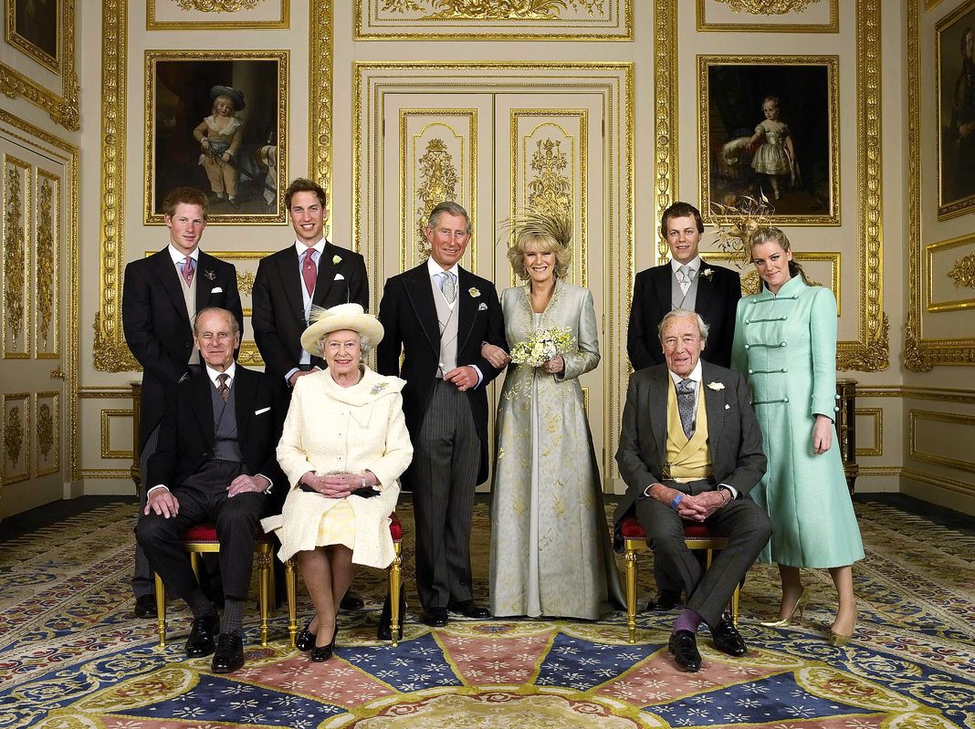 Принц Чарльз с невестой Камиллой, принц Гарри, принц Уильям, Том и Лаура Паркер Боулз, Герцог Эдинбургский, Елизавета II и отец Камиллы майор Брюс Шанд в Белой гостиной Виндзорского замка после свадебной церемонии в Виндзоре, 9 апреля 2005 г.