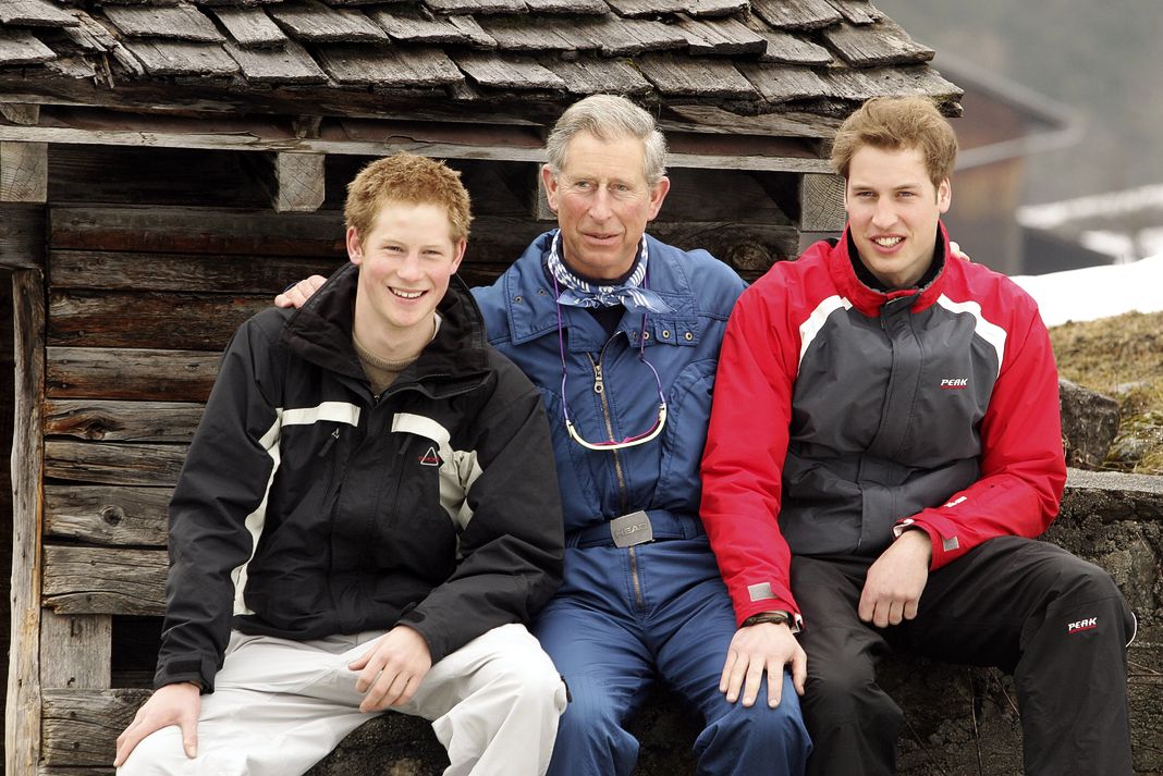 Принц Чарльз со своими сыновьями принцем Уильямом и принцем Гарри во время лыжного отдыха в Швейцарии, 31 марта 2005 г.