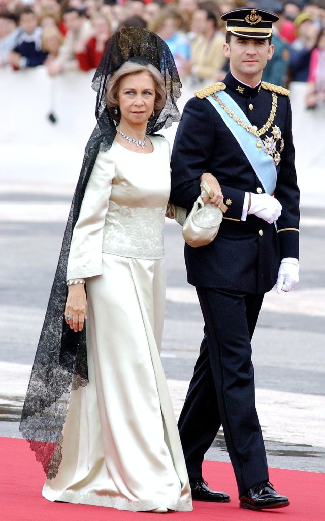 Принц Фелипе де Бурбон прибыл со своей матерью, королевой Софией, за несколько минут до того, как он женился на Летиции в Мадриде, 22 мая 2004 г.