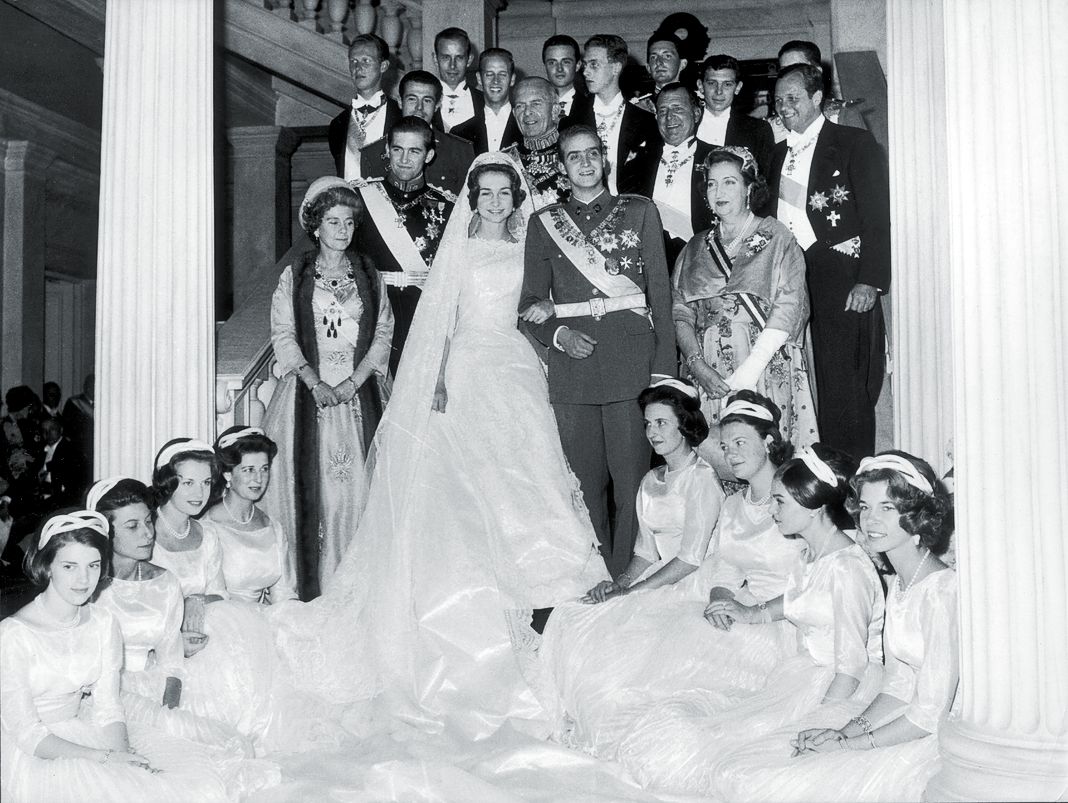 Принц Хуан Карлос и принцесса Греции София и члены королевских семей в Афинах в день свадьбы