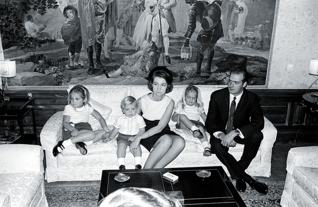 Принц Хуан Карлос, принцесса София и их дети принцесса Елена, принц Филипп VI и принцесса Кристина