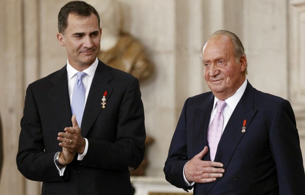 Принц Испании Фелипе и король Испании Хуан Карлос на официальной церемонии отречения от престола