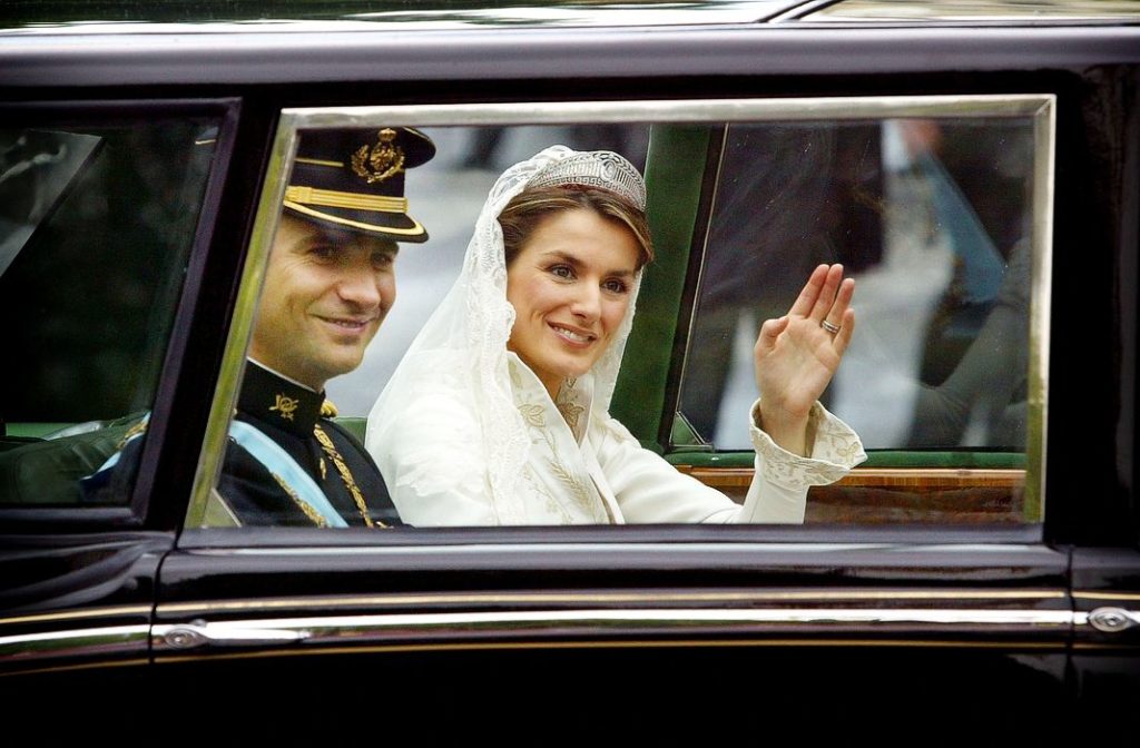 Принц Испании Фелипе и Летиция Ортис покидают свадебную церемонию