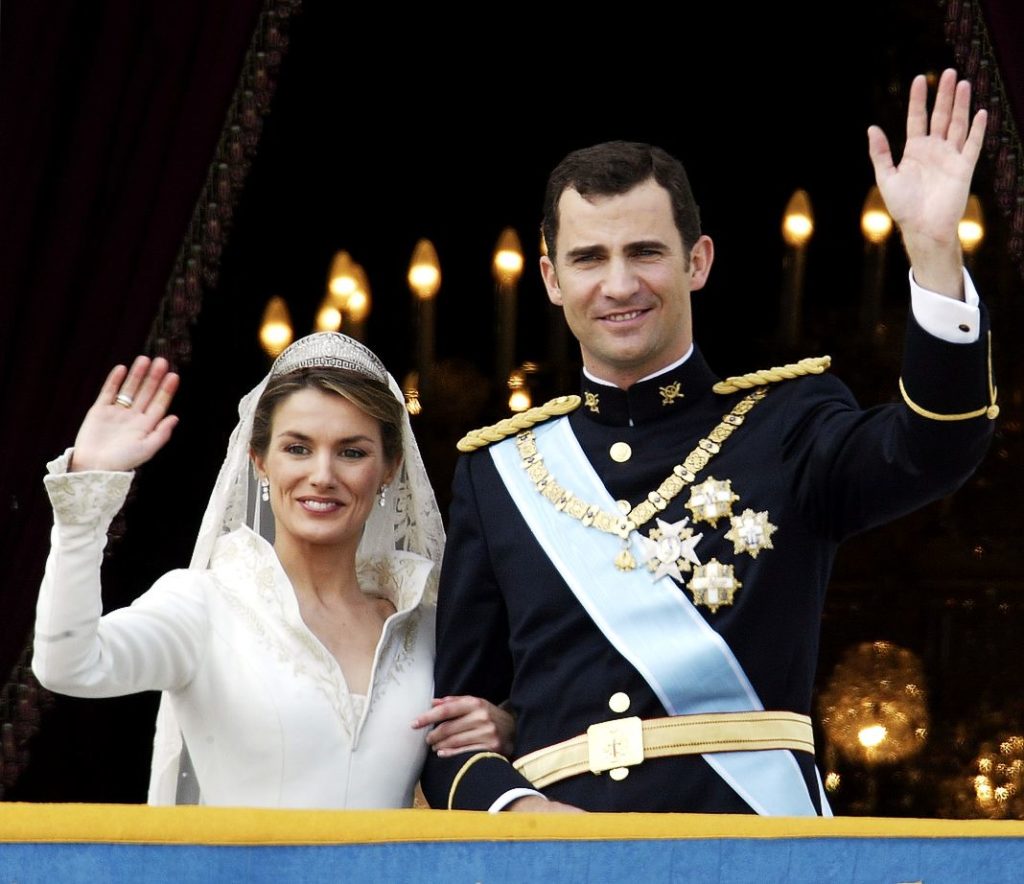 Принц Испании Фелипе и Летиция приветствуют горожан на балконе