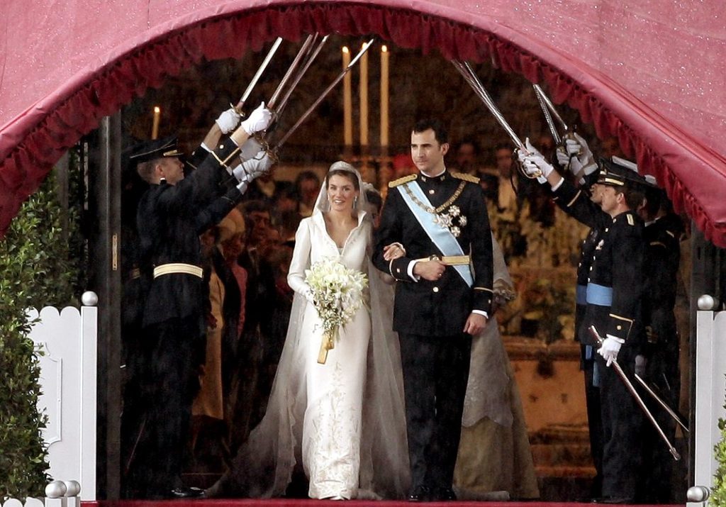 Принц Испании Фелипе и принцесса Летиция после свадебной церемонии