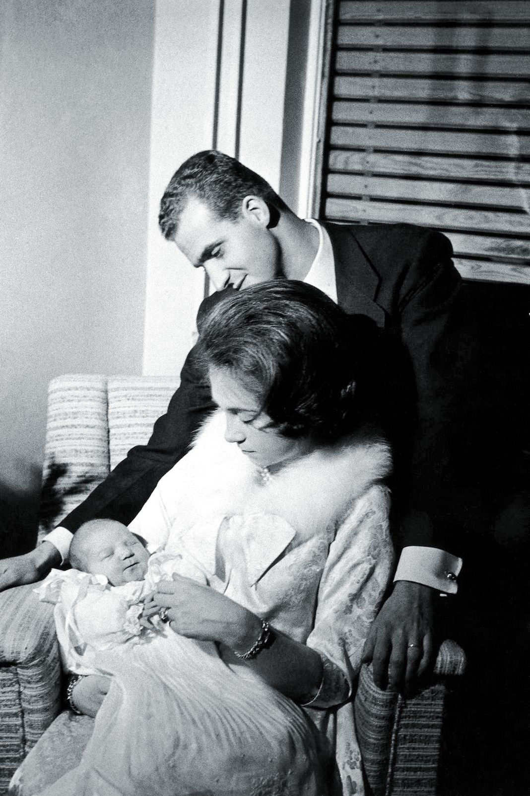 Принц Испании Хуан Карлос и принцесса Греции София со своей первой дочерью принцессой Еленой