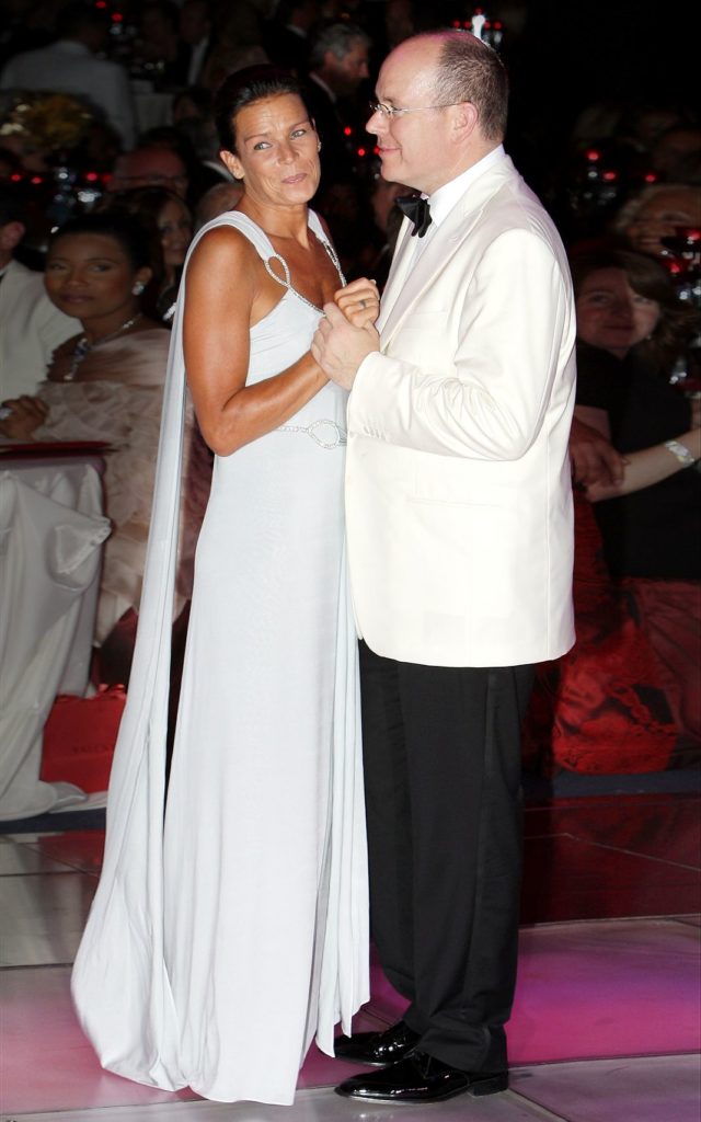 Принц Монако Альбер II и принцесса Монако Стефания танцуют на балу Красного Креста