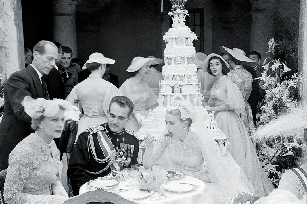 Принц Ренье и Грейс Келли едят на свадебном приеме