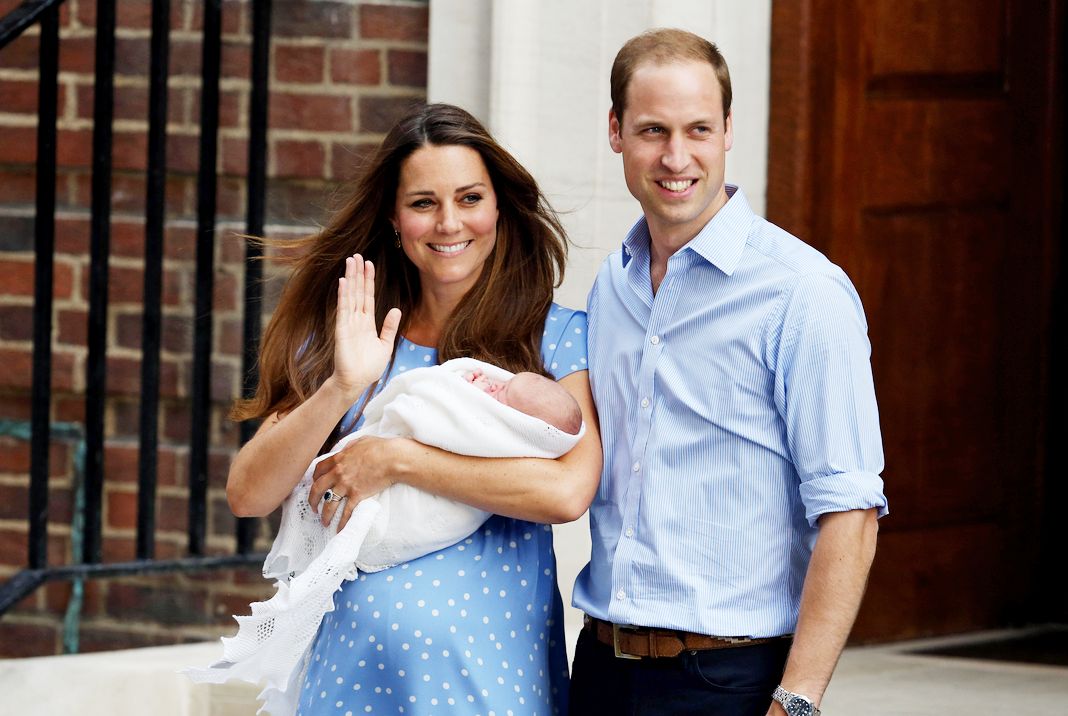 Принц Уильям, герцог Кембриджский, и Кэтрин, герцогиня Кембриджская, со своим новорожденным сыном