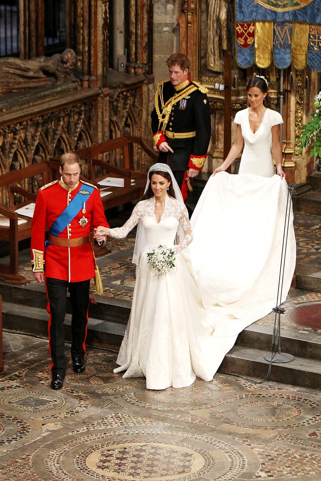 Принц Уильям и Кэтрин идут к алтарю, за ними идут шафер принц Гарри и фрейлина Пиппа Миддлтон на их свадебной церемонии