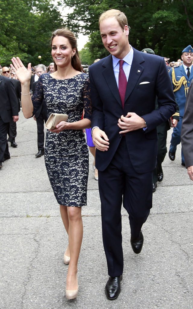 Принц Уильям и Кэтрин на официальной церемонии встречи в Ридо-холле в Оттове, 30 июня 2011 г.