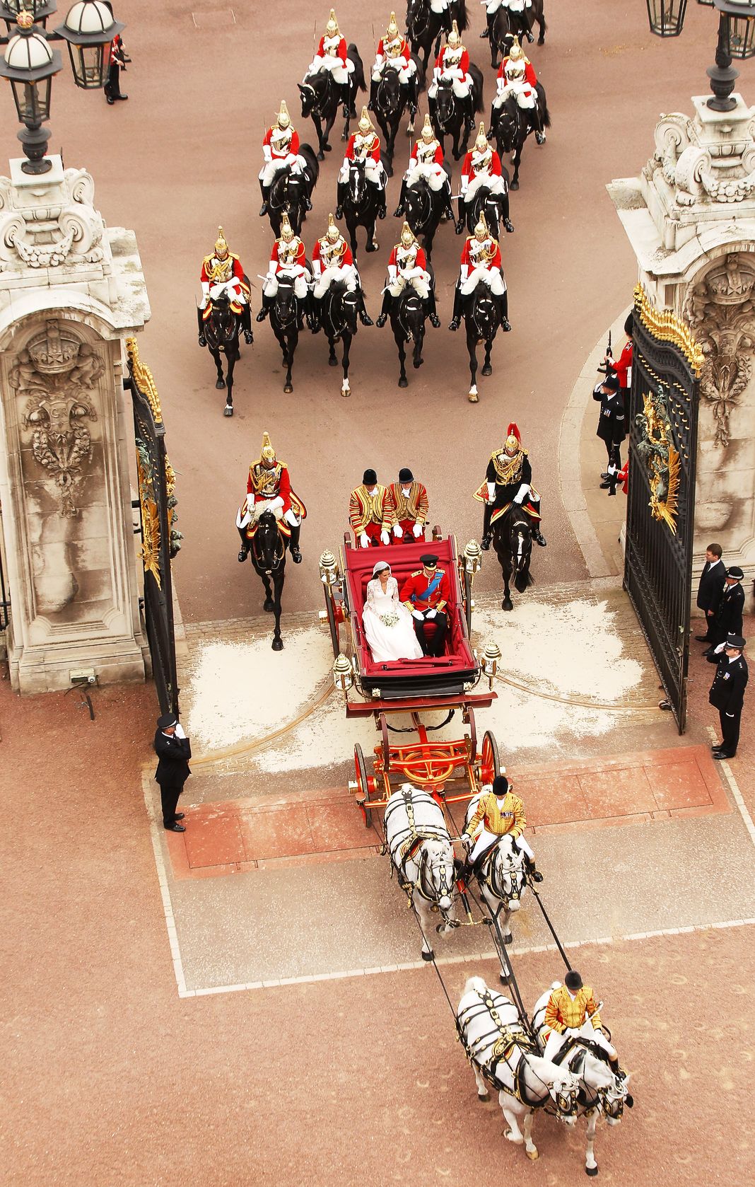 Принц Уильям и Кэтрин проезжают каретной процессией к Букингемскому дворцу после их свадьбы
