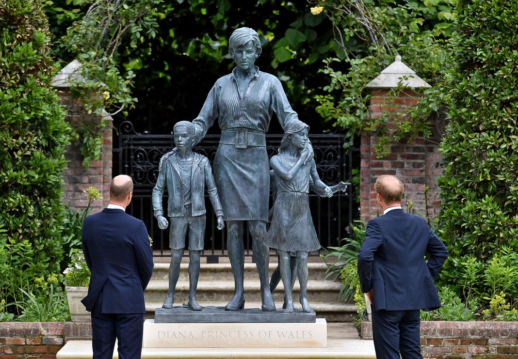 Принц Уильям и принц Гарри на открытии статуи своей матери Дианы в Затонувшем саду