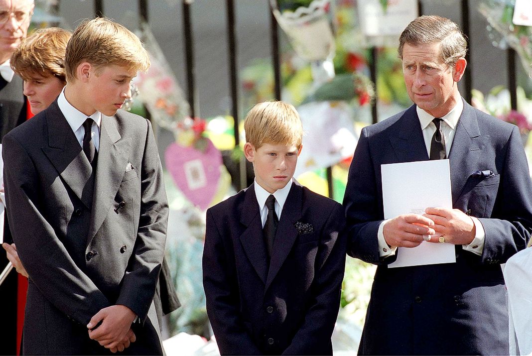 Принц Уильям и принц Гарри с принцем Чарльзом проводят похоронную программу по случаю похорон Дианы
