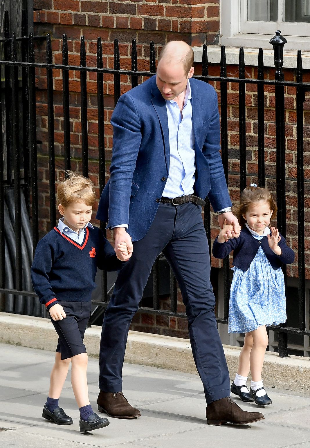 Принц Уильям с принцем Джорджем и принцессой Шарлоттой после того, как Кэтрин родила их сына