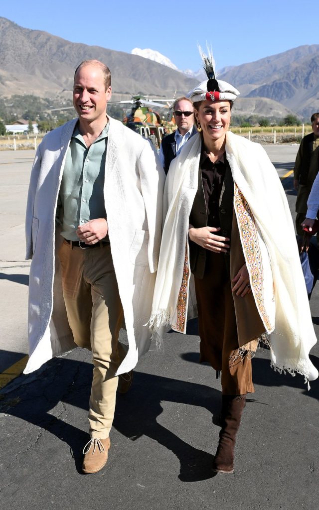 Принца Уильяма и Кэтрин приветствуют по прибытию на вертолете в Пакистане, 16 октября 2019 г.