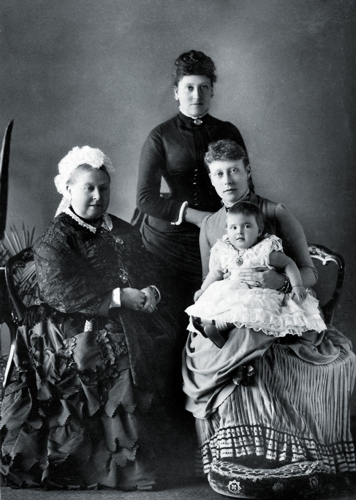 Принцесса Алиса на руках у матери, слева - королева Виктория, в центре - принцесса Беатриса.