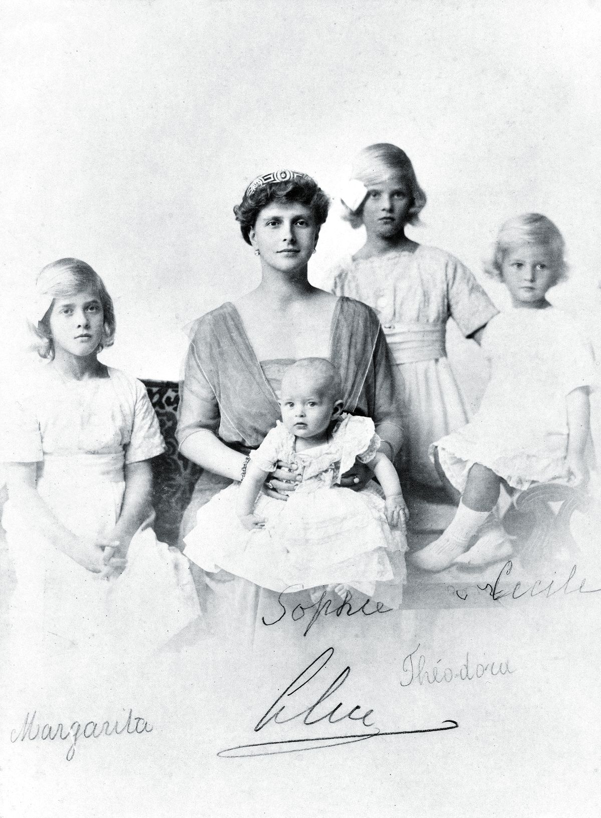 Принцесса Алиса с дочерьми с Софи на коленях слева Маргарита, справа на подлокотнике дивана Сесилия, между матерью и Сесилией, Теодора.