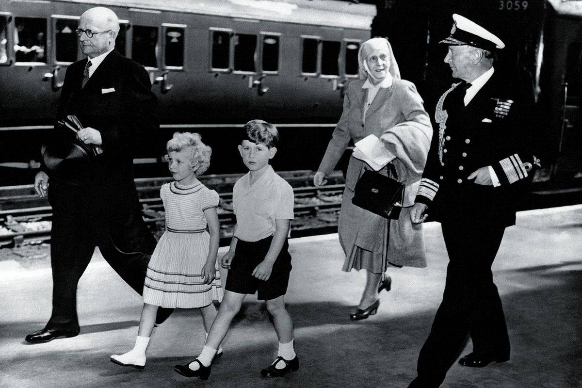 Принцесса Алиса с внуками, принцом Чарльзом и принцессой Анной