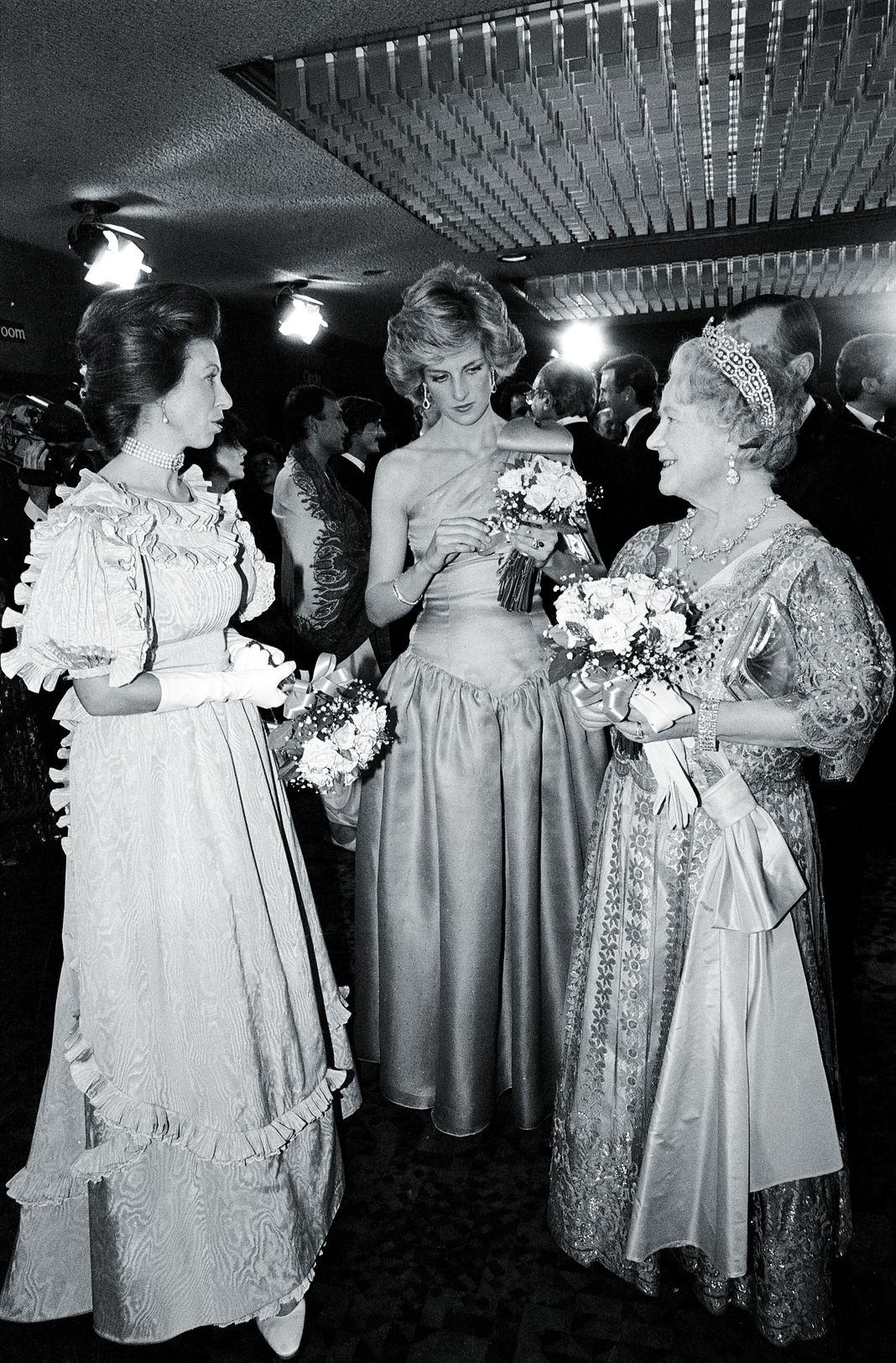 Принцесса Анна, принцесса Диана и королева-мать в вечерних платьях на премьере фильма Дэвида Лина «Путешествие в Индию»