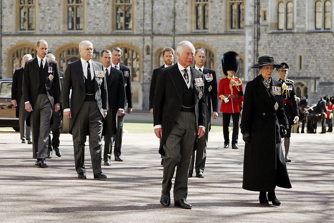 Принцесса Анна, королевская принцесса, принц Чарльз, принц Уэльский, принц Эндрю, герцог Йоркский, принц Эдуард, граф Уэссекс, принц Уильям, герцог Кембриджский, Питер Филлипс, принц Гарри, герцог Сассекский, граф Сноудон Дэвид Армстронг- Джонс и вице-адмирал сэр Тимоти Лоуренс следуют за гробом принца Филиппа