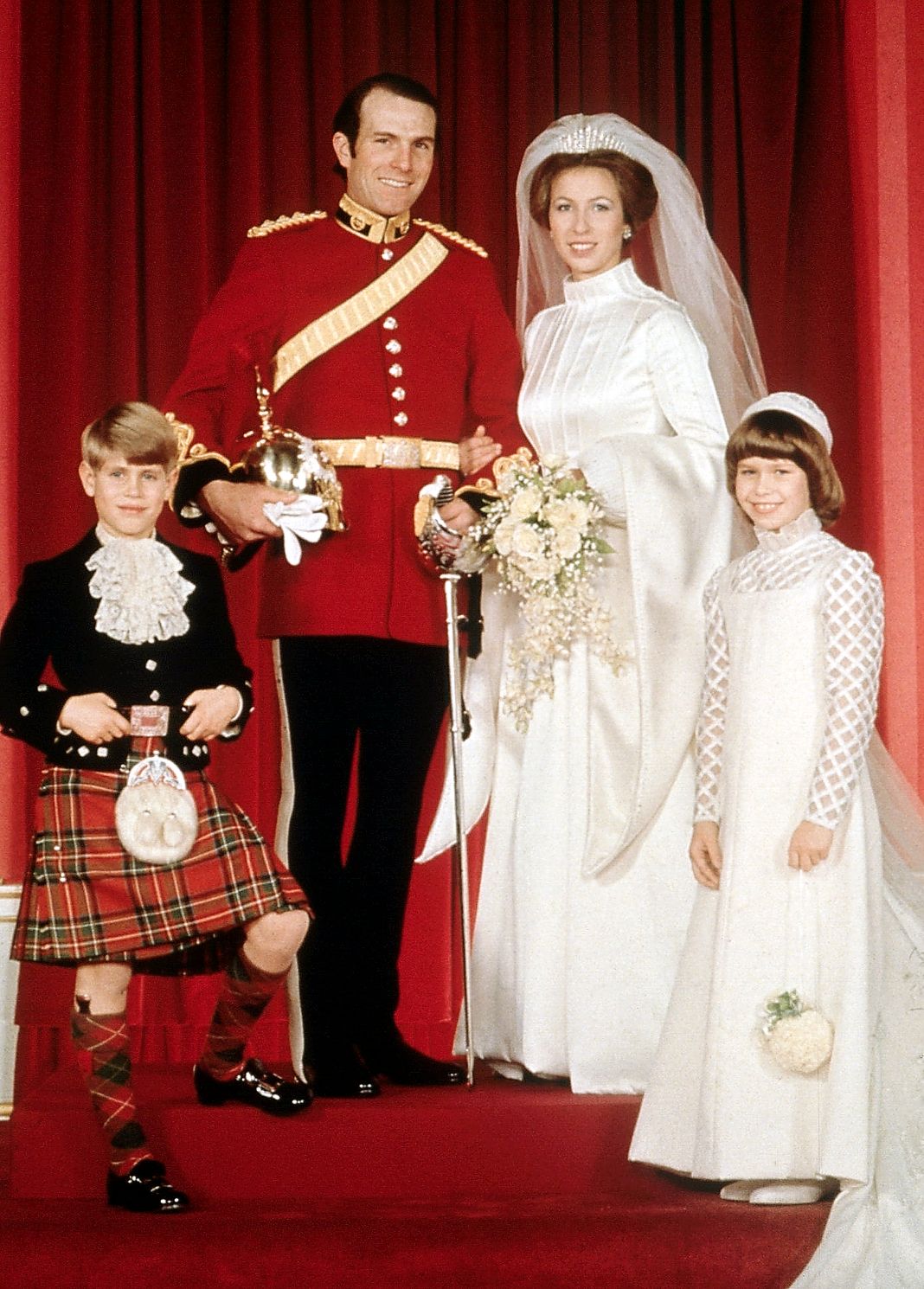 Принцесса Анна в день свадьбы с мужем Марком Филлипсом, младшим братом принцем Эдвардом и кузиной леди Сарой Армстронг-Джонс.