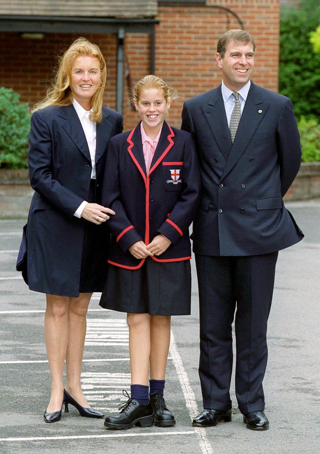 Принцесса Беатрис позирует со своими родителями, в свой первый день в школе