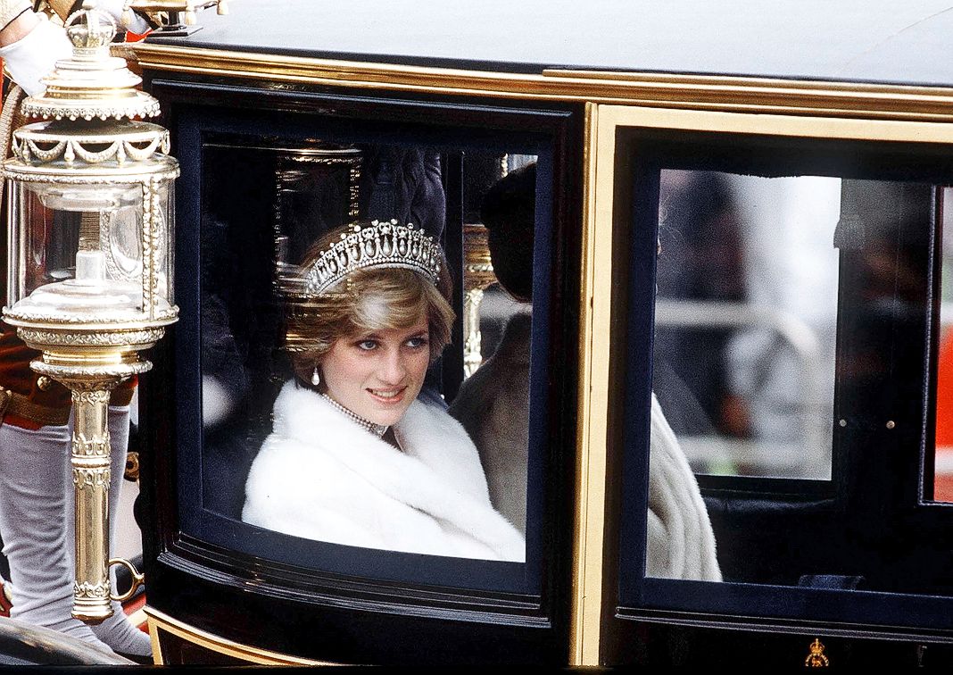 Принцесса Диана в тиаре «Любовные узелки» по дороге на открытие парламента, 1981 г.